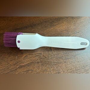 Tupperware Clip N Click Basting Brush 6.75" Closed & 7.75” Open White & Purple.